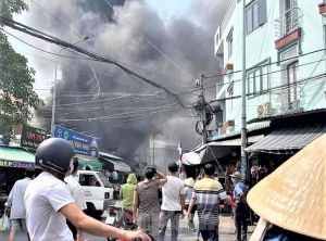 Bình Dương: Cháy lớn ở chợ Dĩ An, cột khói đen bốc cao Bình Dương: Cháy lớn ở chợ Dĩ An, cột khói đen bốc cao