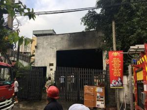Cháy lớn nhà kho chứa phụ tùng ôtô, nhiều tài sản bị thiêu rụi Cháy lớn nhà kho chứa phụ tùng ôtô, nhiều tài sản bị thiêu rụi
