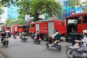 Cháy nhà 4 tầng ở Hà Nội, bà cho cháu vào xô rồi dòng dây thả xuống thoát hiểm Cháy nhà 4 tầng ở Hà Nội, bà cho cháu vào xô rồi dòng dây thả xuống thoát hiểm