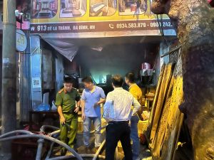 Nguyên nhân vụ cháy ở Đê La Thành, cột khói bốc cao hàng chục mét Nguyên nhân vụ cháy ở Đê La Thành, cột khói bốc cao hàng chục mét